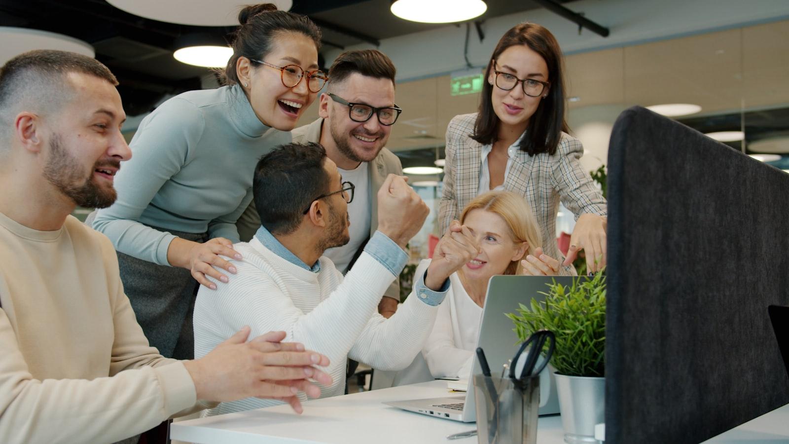 Equipe de vendas de telecom comemorando o fechamento de uma venda