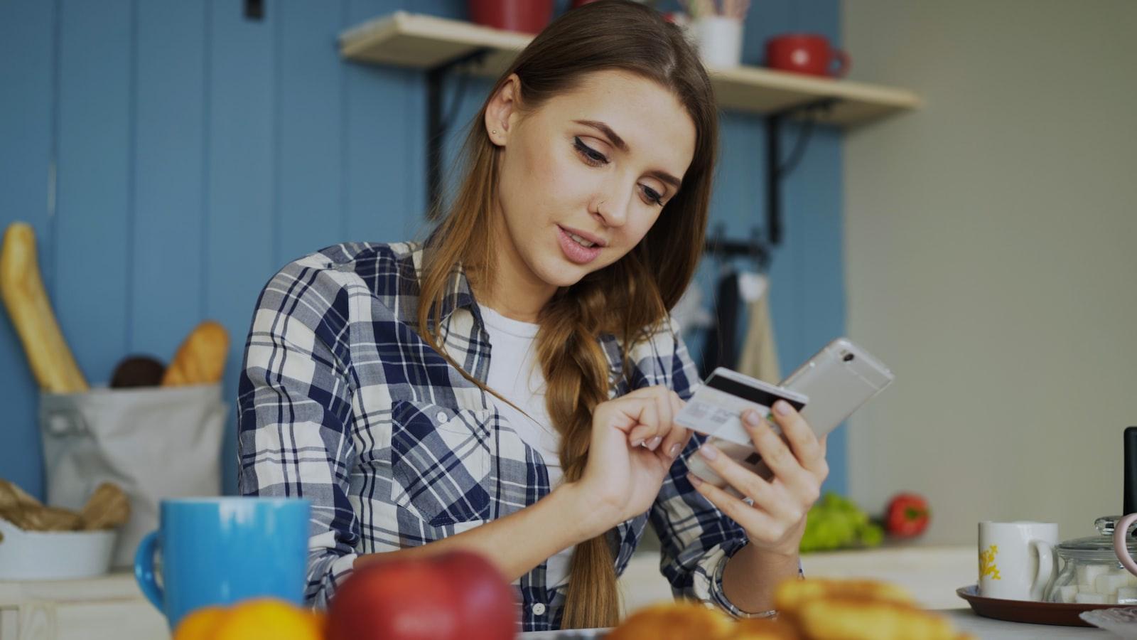Cliente pagando a fatura da internet pelo celular em casa