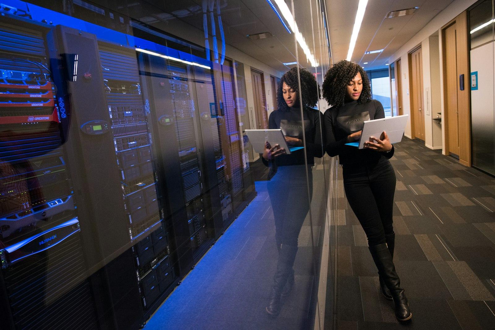 Analista de suporte técnico monitorando a rede do provedor no datacenter