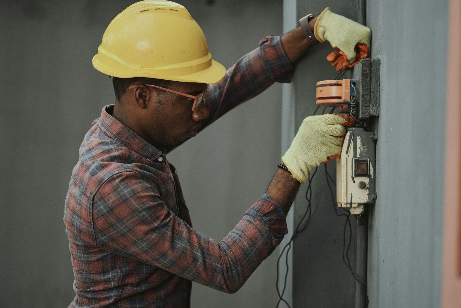 Técnico de provedor de internet realizando instalação de equipamento